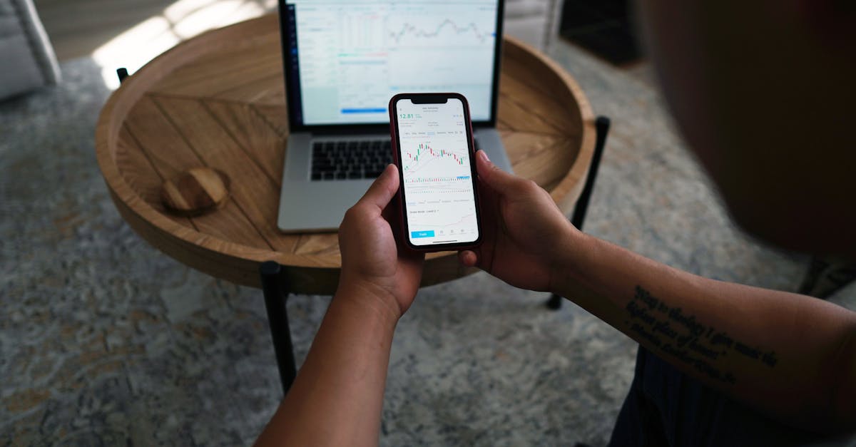 スマホでFX取引を確認するイメージ